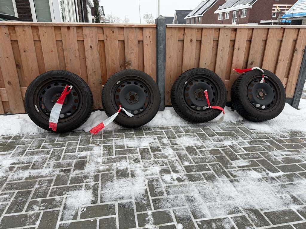 Vier winterbanden Goodyear op ijzeren (stalen) velgen VW, Auto-onderdelen, Banden en Velgen, Ophalen, Gebruikt, 16 inch, Banden en Velgen