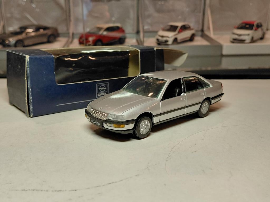 Opel Senator B 4-Türig 1989-1993 zilvergrijs 1/43 Gama 1133, Hobby en Vrije tijd, Modelauto's | 1:43, Ophalen of Verzenden, Zo goed als nieuw