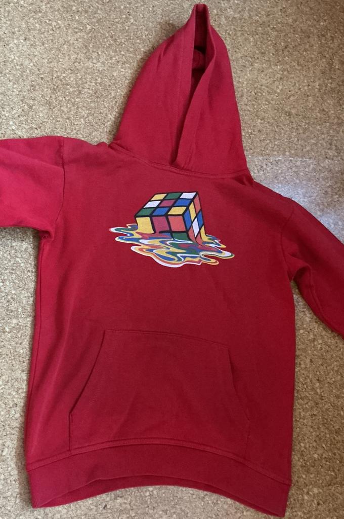 Rode rubiks cube trui, Kinderen en Baby's, Kinderkleding | Maat 152, Gebruikt, Jongen of Meisje, Trui of Vest, Ophalen of Verzenden
