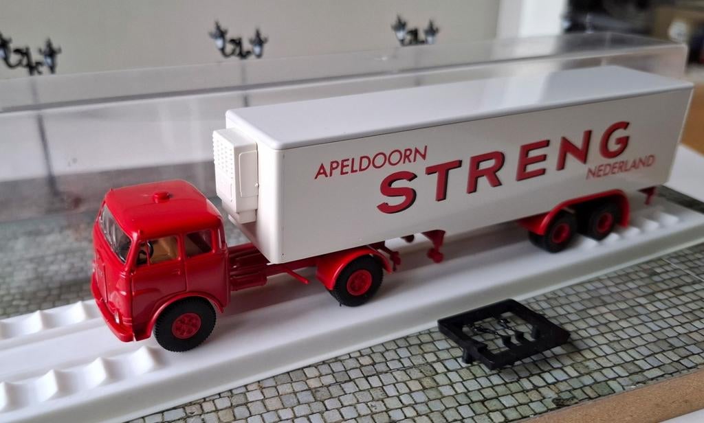 Brekina 7814 MAN 10.212 + oplegger Streng Apeldoorn, 1/87, Ophalen of Verzenden, Zo goed als nieuw, Bus of Vrachtwagen, Brekina