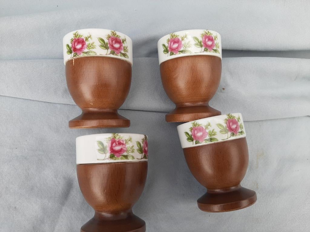 4 eierdopjes met zoutvaatje / hout met porselein / vintage, Antiek en Kunst, Ophalen of Verzenden