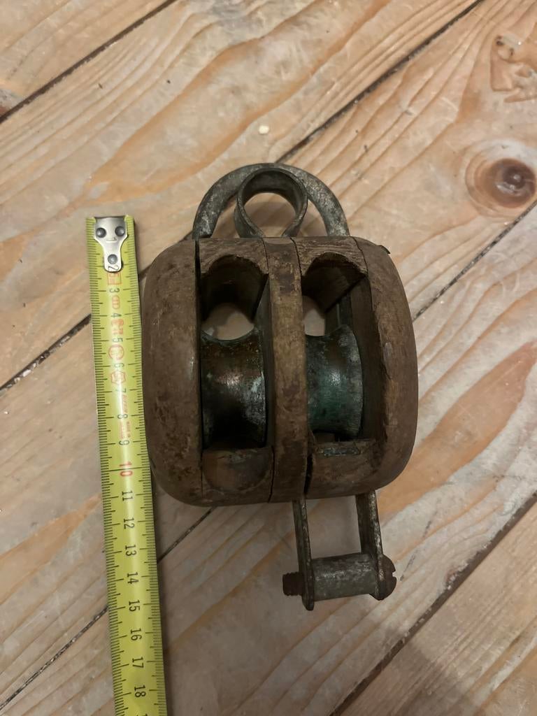 Oude houten katrol, Ophalen