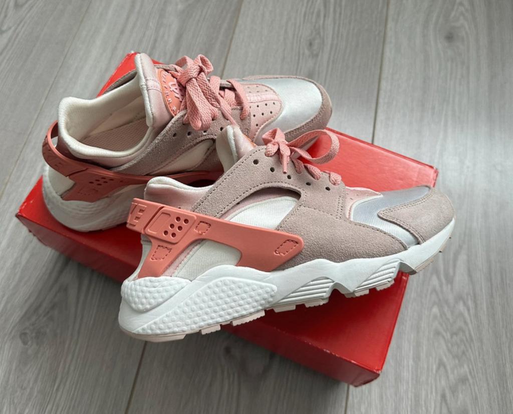 Nike Air Huarache, Ophalen of Verzenden, Rood, Sneakers of Gympen, Zo goed als nieuw