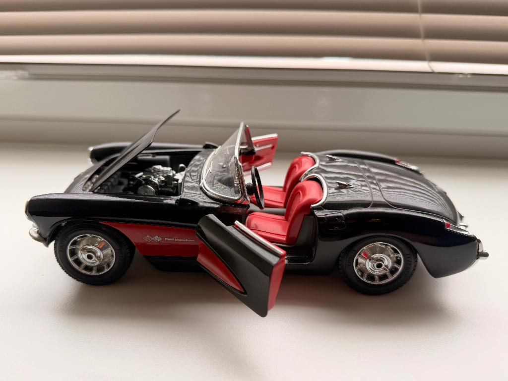 Bburago Chevrolet Corvette 1957 Zwart schaal 1:18, Ophalen, Zo goed als nieuw, Auto, Bburago