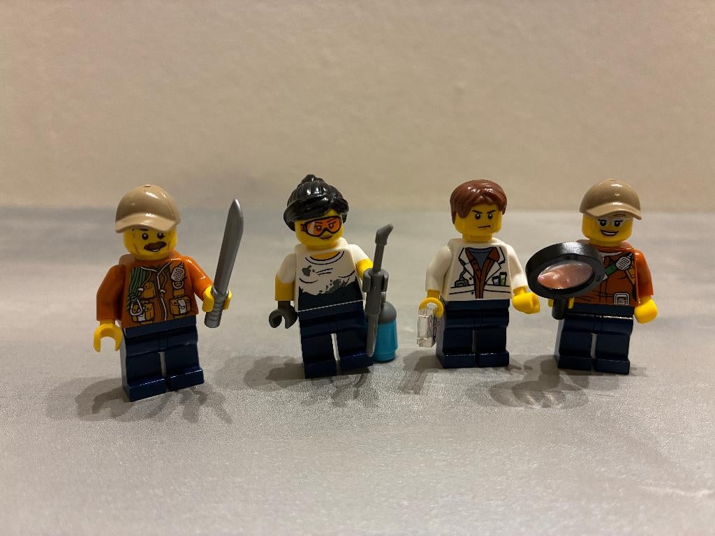 Lego 5004940-1 Bricktober Minifigure Collection City Jungle, Kinderen en Baby's, Speelgoed | Duplo en Lego, Zo goed als nieuw