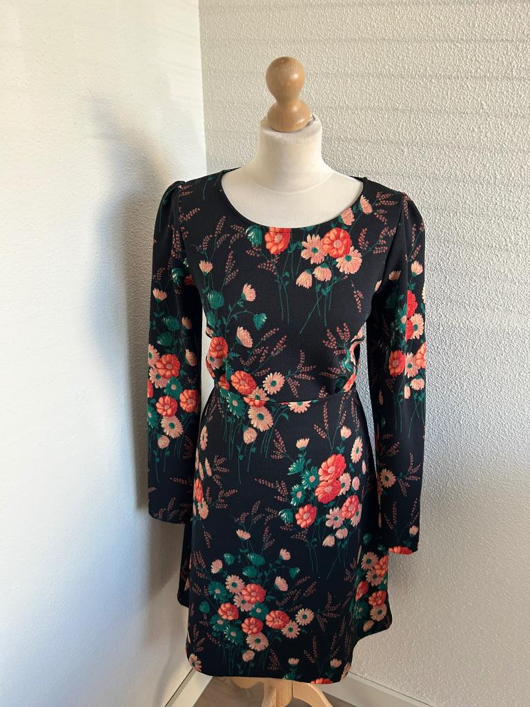 King Louie maat L zwarte bloemen empire jurk 2701, Kleding | Dames, Jurken, Zwart, Maat 42/44 (L), Ophalen of Verzenden, Zo goed als nieuw