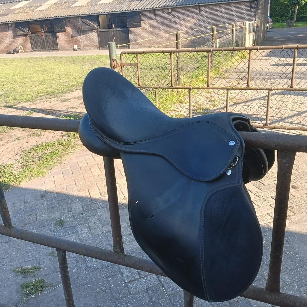 Harry's horse zadel 17,5 inch met witte (wijde) boom, Dieren en Toebehoren, Paarden en Pony's | Zadels, Ophalen of Verzenden, Zo goed als nieuw
