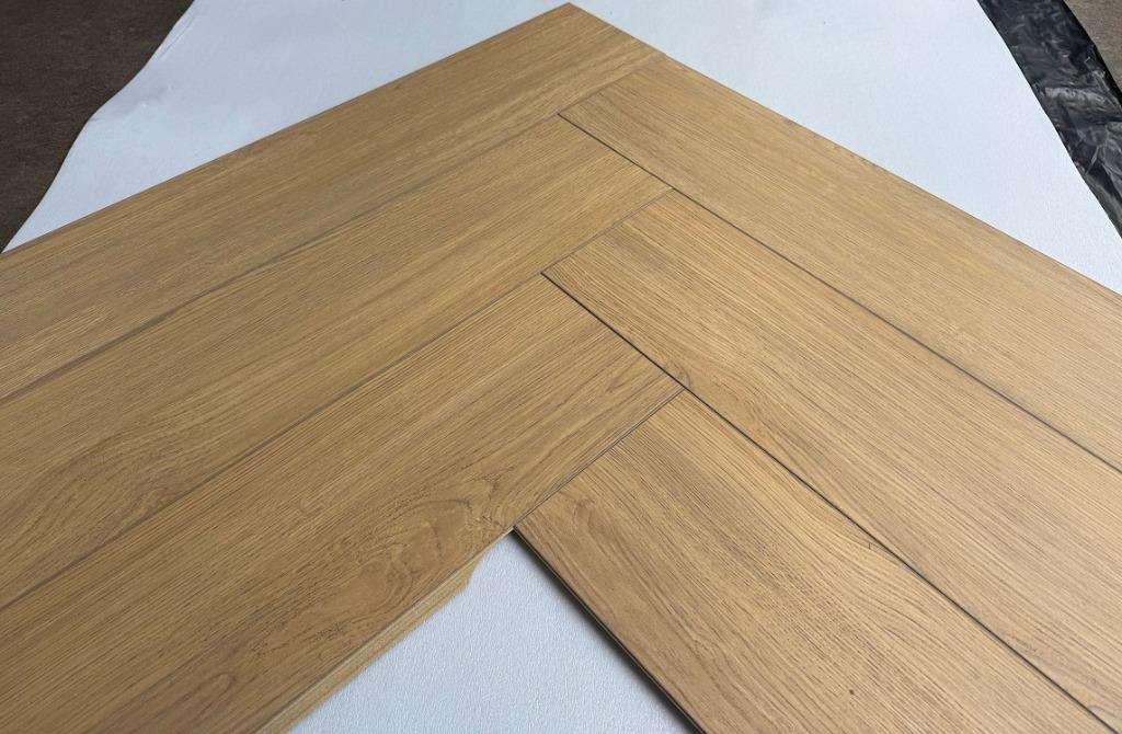 82,99m2 Visgraat Laminaat Natuur Eiken 8mm 42pak : €1240, Bruin, 75 m² of meer, Nieuw, Ophalen of Verzenden