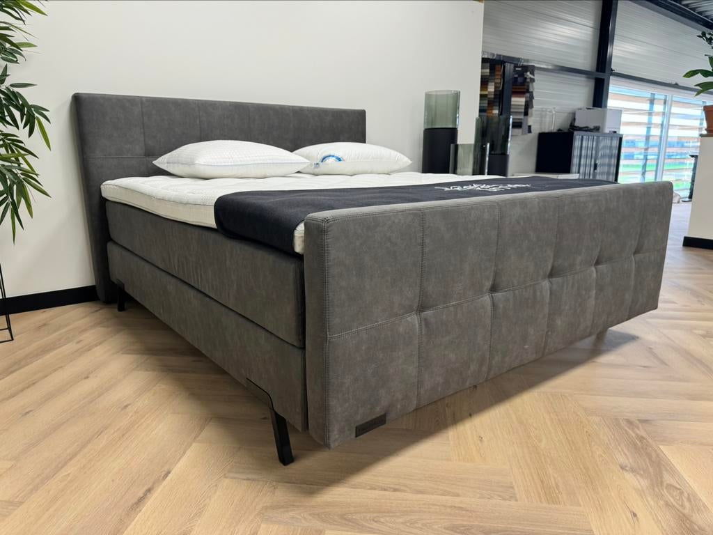BOXSPRING MET VOETENBORD 180x200 incl 10cm koudschuimtopper, Huis en Inrichting, Slaapkamer | Boxsprings, Bruin, Ophalen of Verzenden