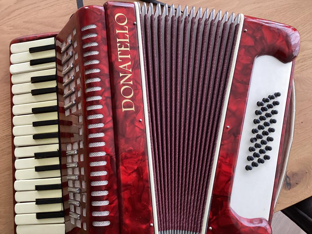 Zelfspelend accordeon met MP3 speler, Muziek en Instrumenten, Accordeons, Overige merken, Gebruikt, Met riemen, 32-bas