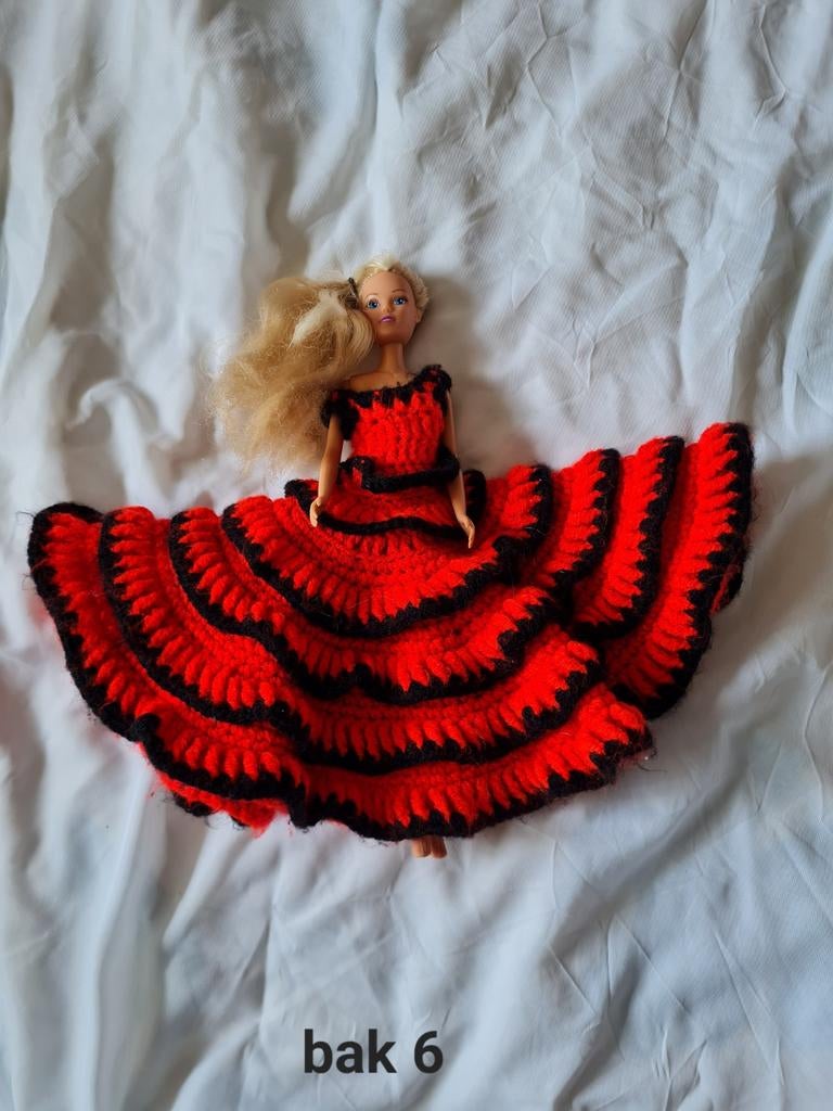 Barbiepop in Spaanse jurk - Handgemaakt, Ophalen of Verzenden, Gebruikt, Barbie