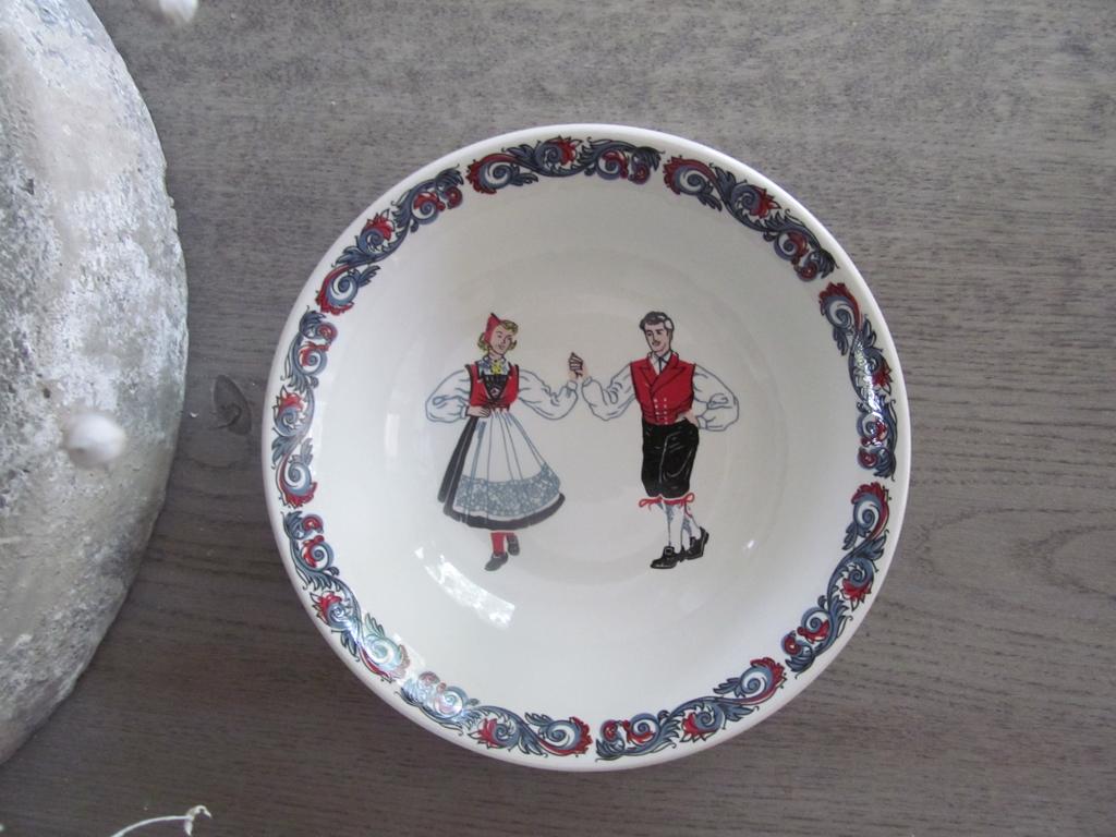 Figgjo Norway Hardanger Folk DancersSschaaltje, Keramiek, Ophalen of Verzenden, Overige stijlen, Schaal of Schalen