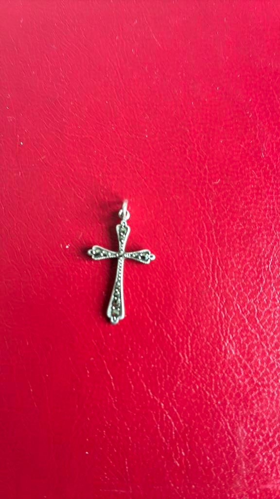 Zilver kruis hanger met markasietsteentjes, Gebruikt, Ophalen of Verzenden, Kruis of Symbool, Zilver