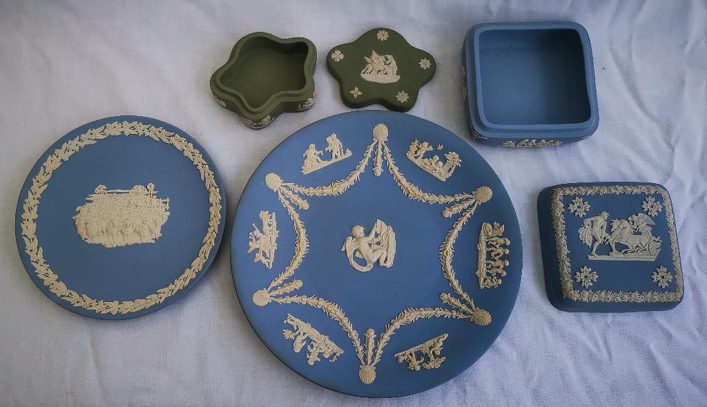 4 Engelse wedgewood jasperware reliefdecor dekseldoos plates, Ophalen of Verzenden