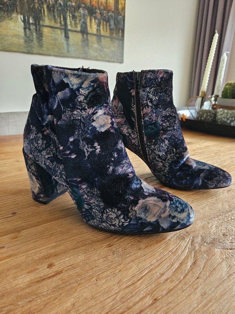 Fluwelen enkellaarsjes van Tosca Blu!, Kleding | Dames, Overige kleuren, Tosca Blu, Lage of Enkellaarzen, Ophalen of Verzenden