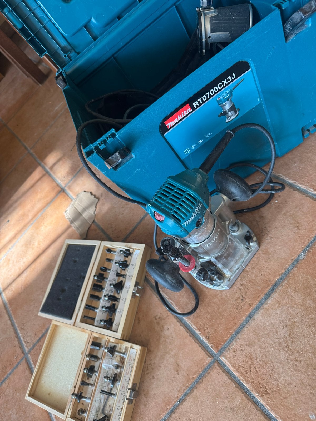 Makita RT0700CX3J Bovenfrees met accessoires, Ophalen of Verzenden, Gebruikt, Elektrisch, Bovenfrees