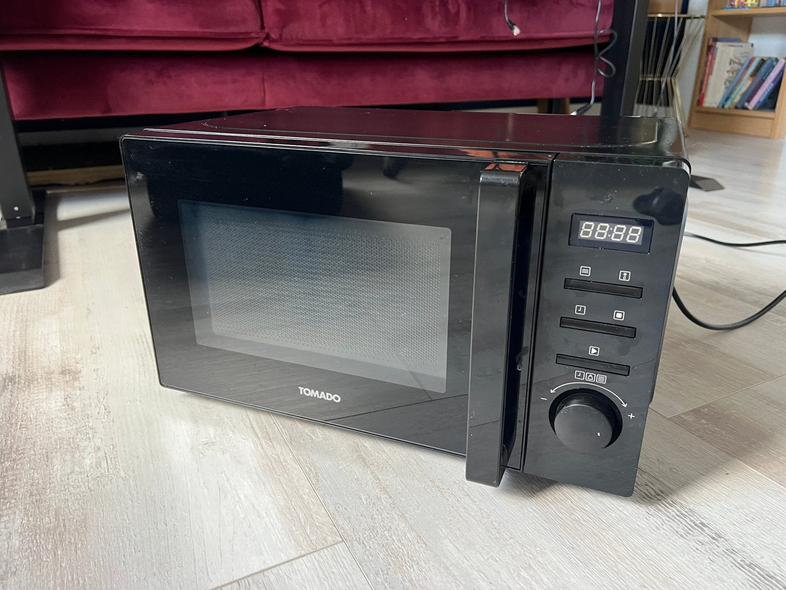 Tomado Magnetron TMS2002B/01 - Zwart, Zo goed als nieuw, Ophalen, Minder dan 45 cm, Draaiplateau, Vrijstaand