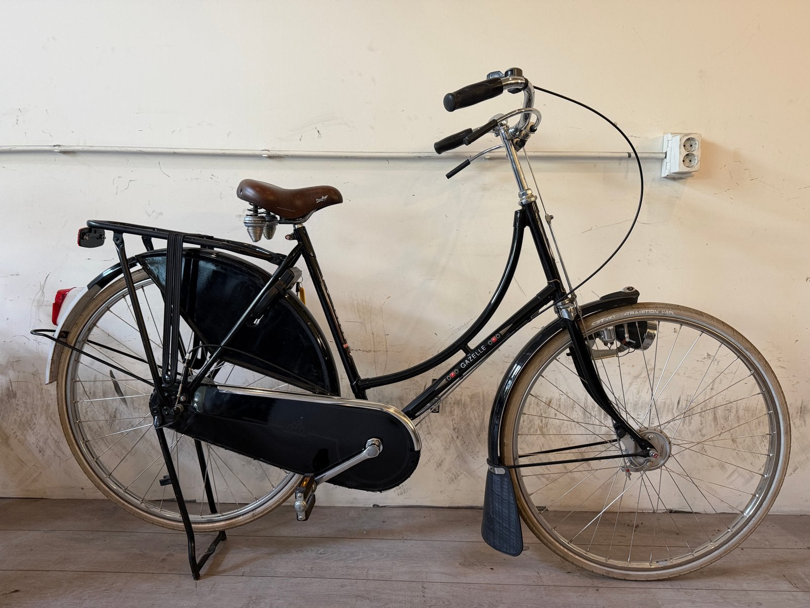 Nette Gazelle POPULAIR damesfiets 28 inch Z.g.a.n., Versnellingen, Zo goed als nieuw, Trommelrem, 56 cm of meer