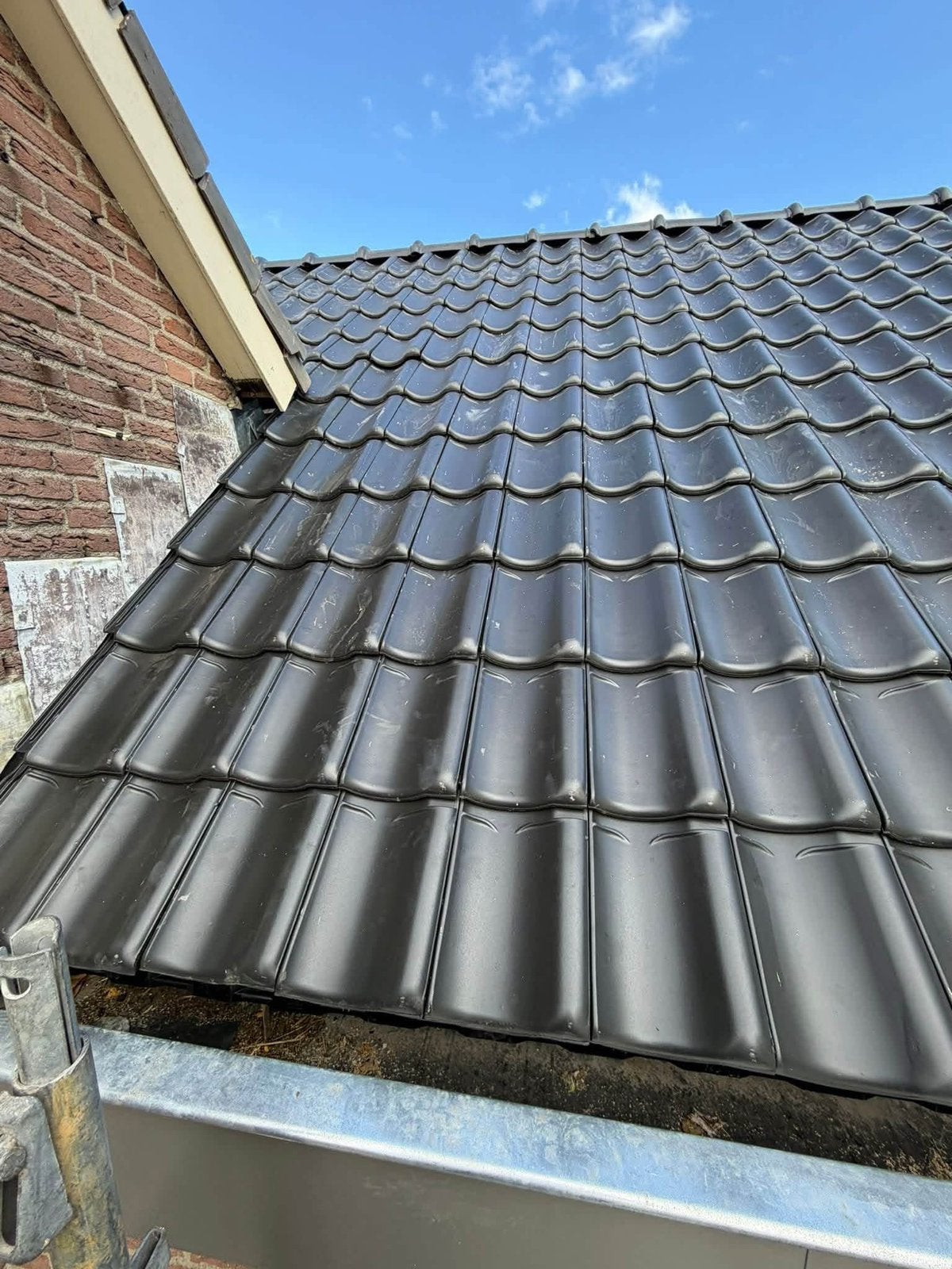 Dakdekker gezocht?, Doe-het-zelf en Verbouw, Dakpannen en Dakbedekking, Ophalen, Steen of Klei, Zwart, Zo goed als nieuw