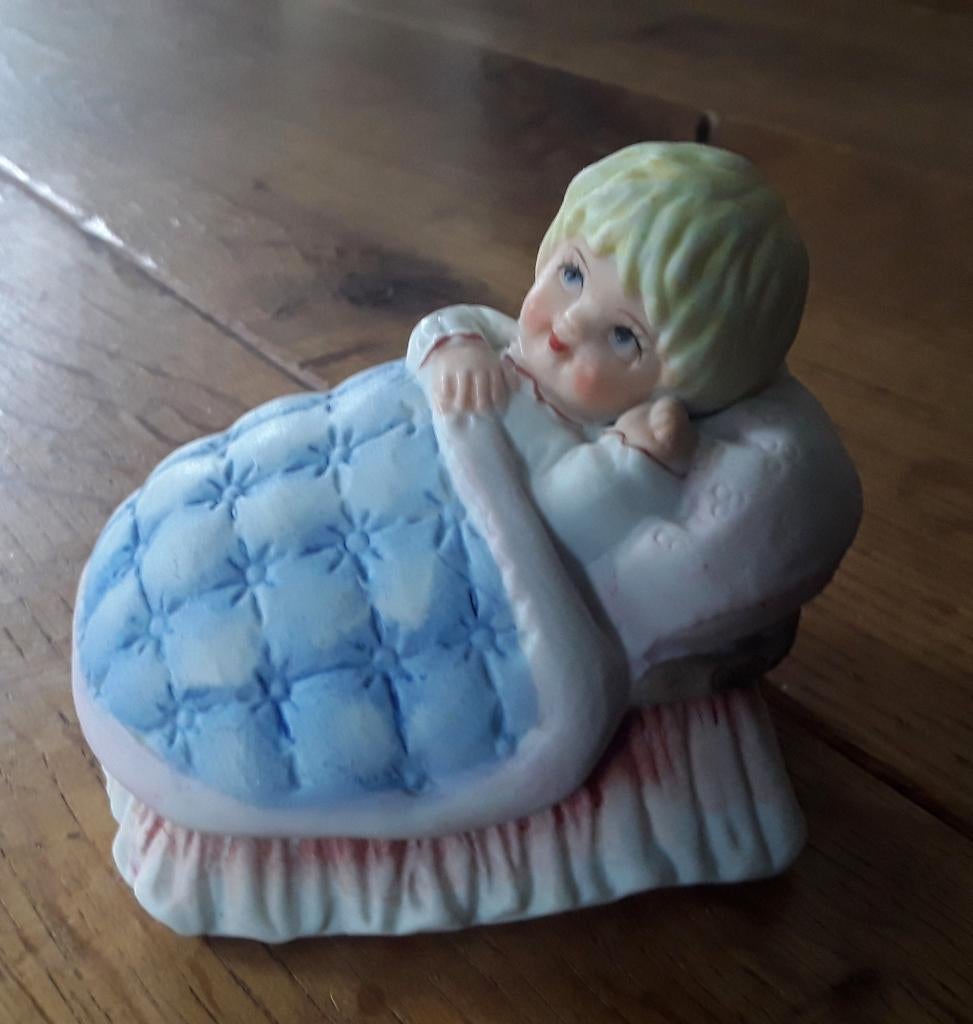 Porseleinen beeldje van kindje op bed, Ophalen of Verzenden, Zo goed als nieuw, Mens