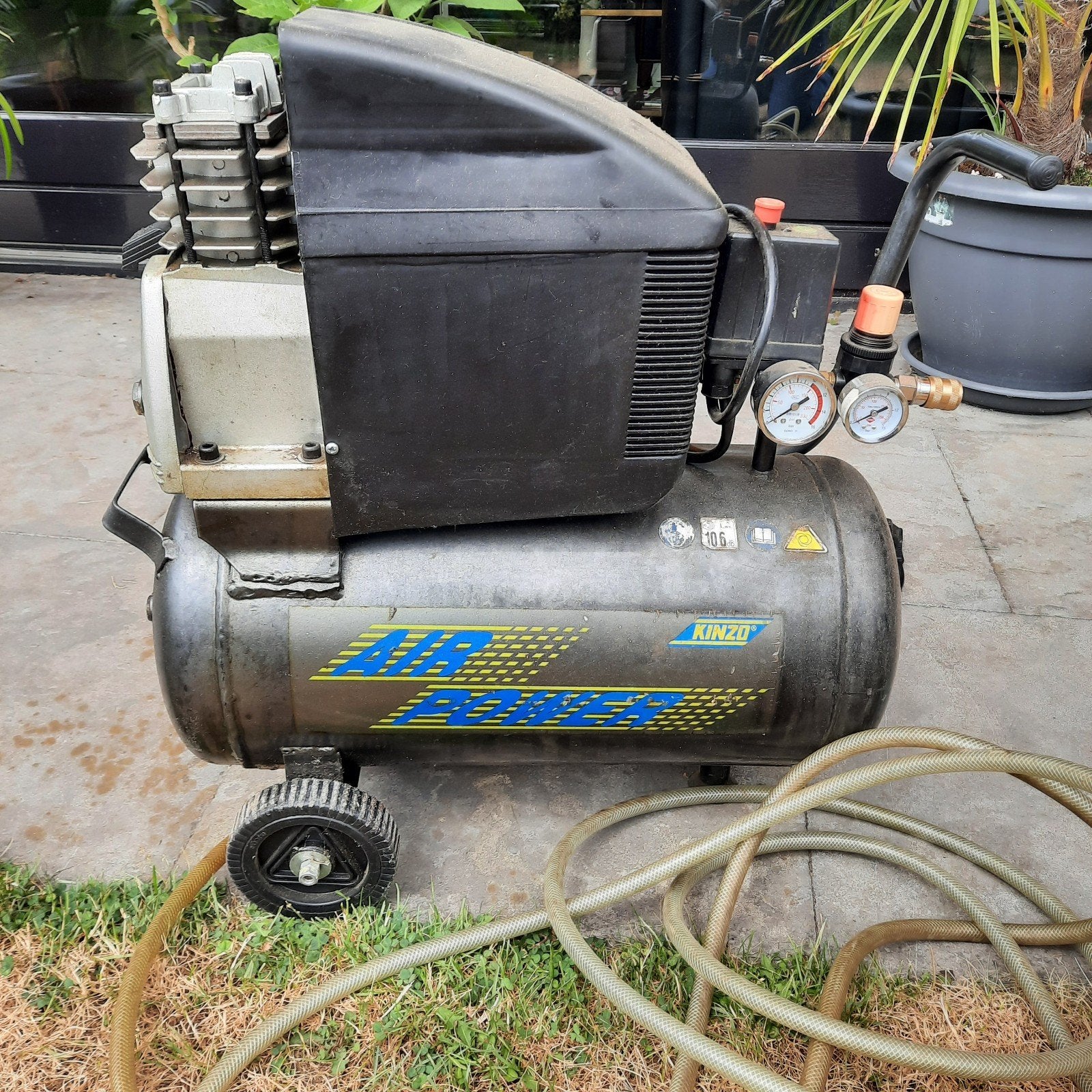 Kinzo Compressor 24L - 1500W, 8 bar, 100.  l/min, Gebruikt, 6 tot 10 bar, Ophalen of Verzenden, Minder dan 200 liter/min