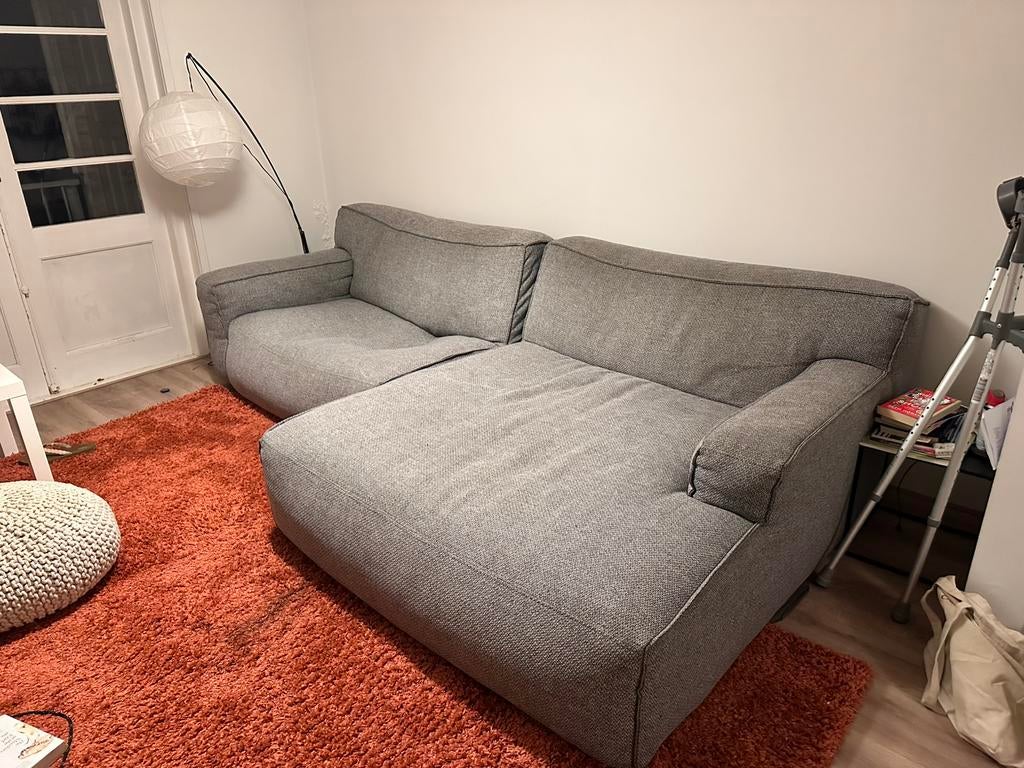 fest grey couch, Huis en Inrichting, Banken | Sofa's en Chaises Longues, Ophalen, Zo goed als nieuw