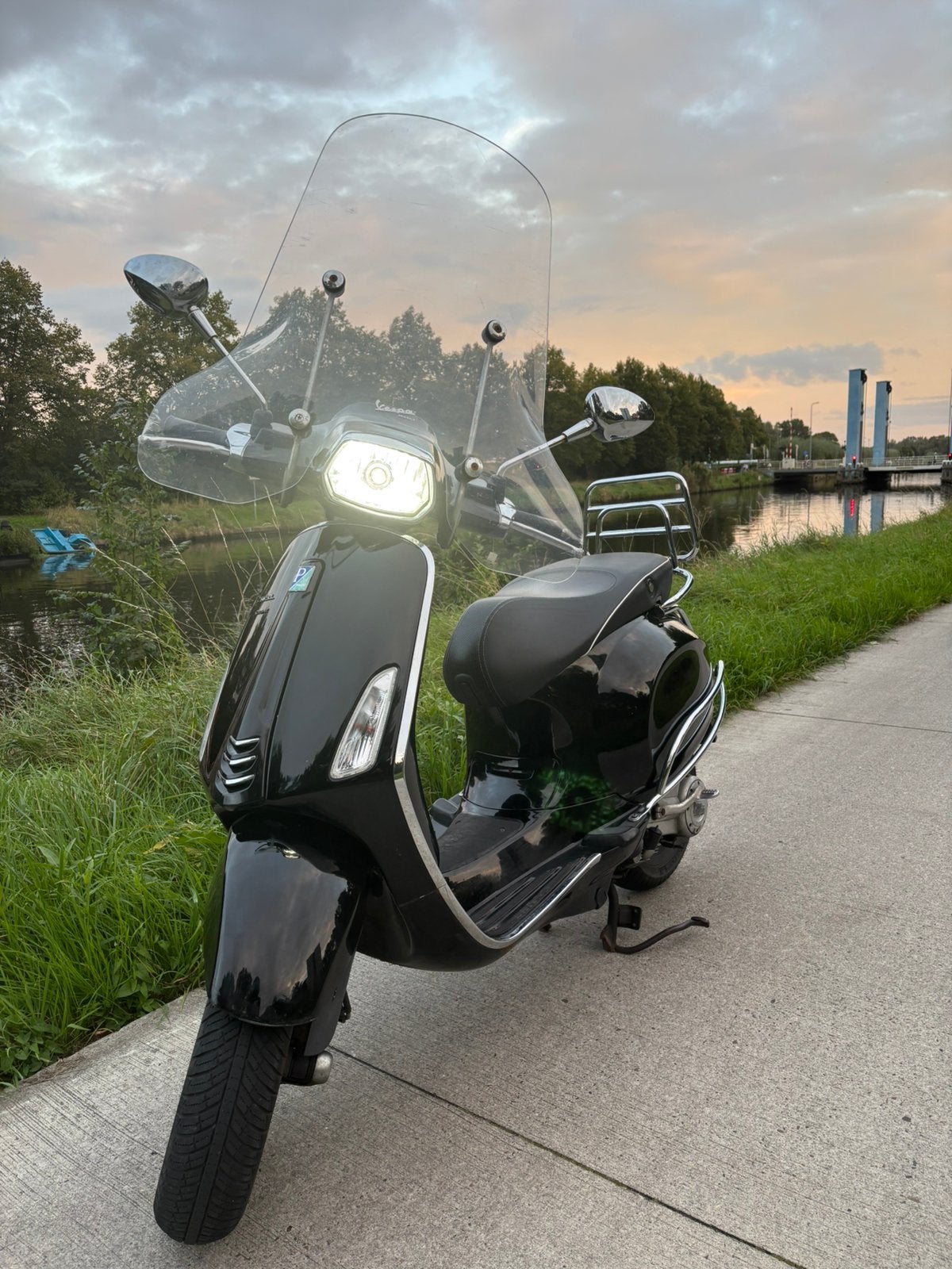 Vespa Sprint met alarmsysteem, Fietsen en Brommers, Ophalen, Maximaal 45 km/u, Vespa S, Zo goed als nieuw