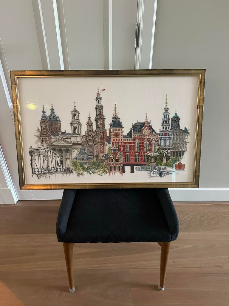 Thea Gouverneur geborduurd Amsterdam skyline met lijst, Ophalen of Verzenden, Zo goed als nieuw, Handborduren, Overige typen