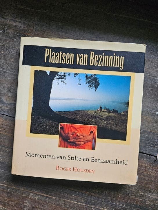 Plaatsen van Bezinning – Roger Housden | Stilte & eenzaamhei, Boeken, Ophalen of Verzenden, Gelezen, Tv-serie