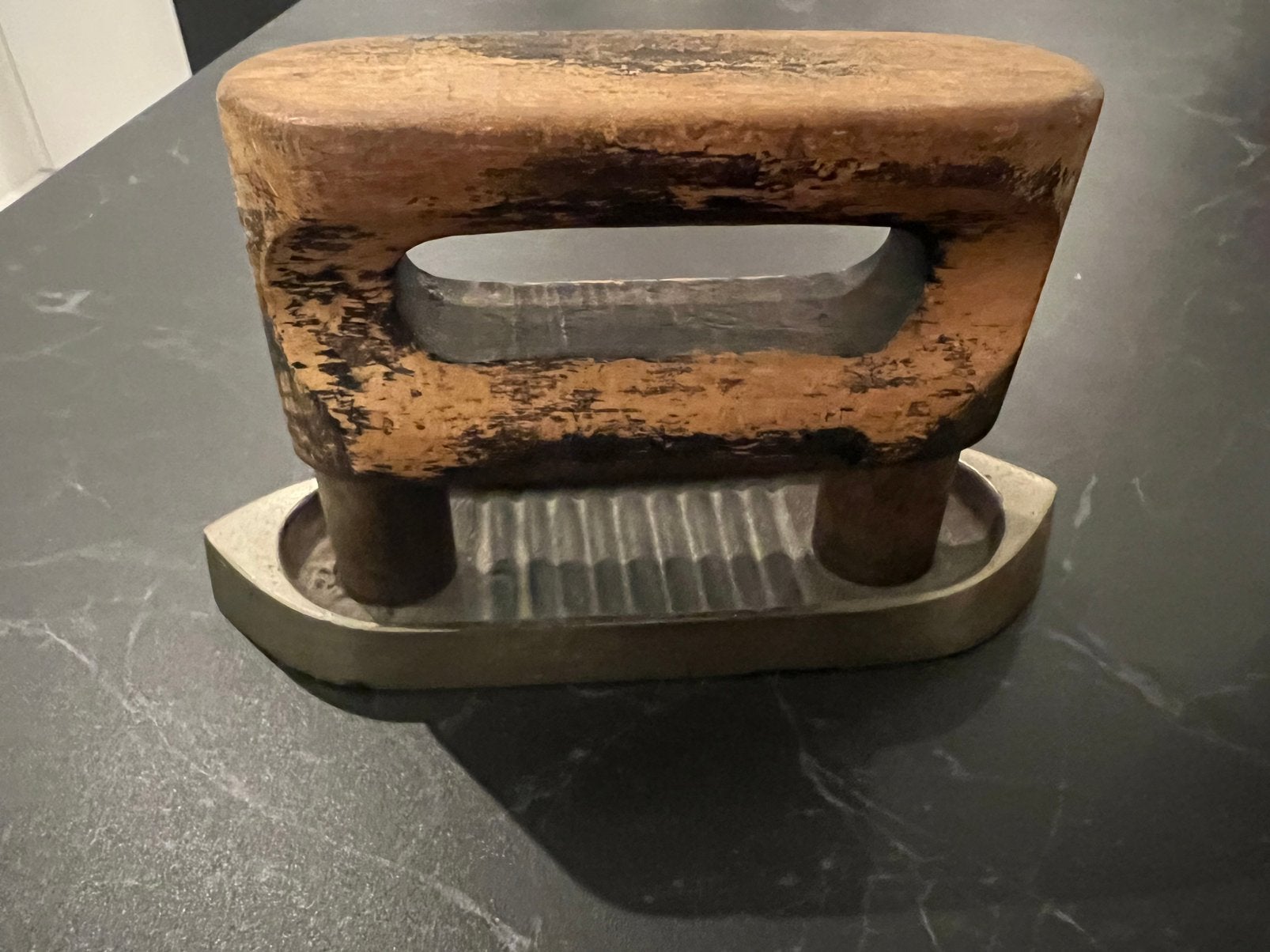 Antiek strijkbout strijkijzer pers 1930 hout strijken, Antiek en Kunst, Antiek | Gereedschap en Instrumenten, Ophalen of Verzenden
