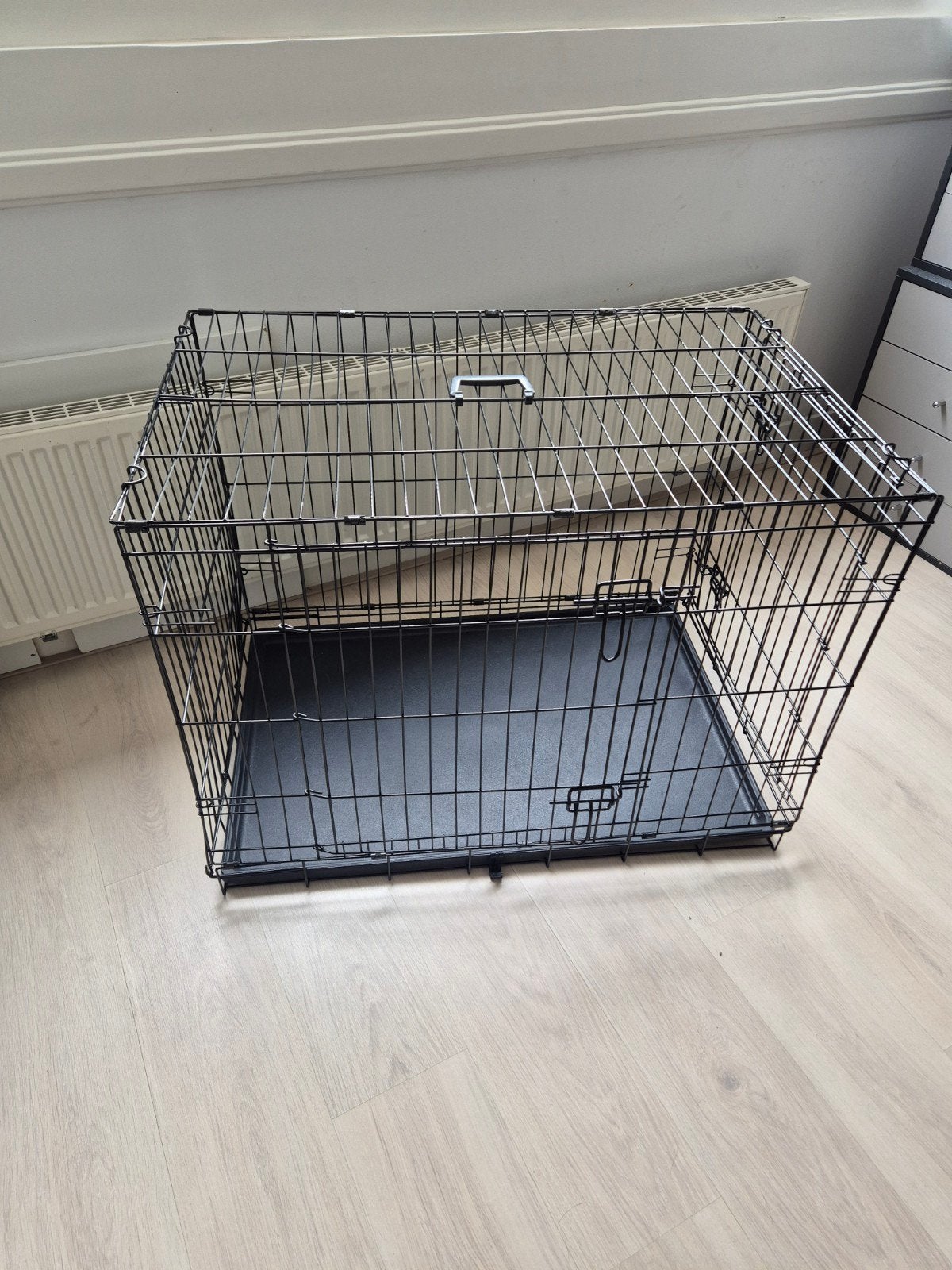 Zwarte zgan bench voor middelgrote hond h67x b 61x d 91., Dieren en Toebehoren, Hondenhokken, Ophalen, Zo goed als nieuw, 75 tot 110 cm