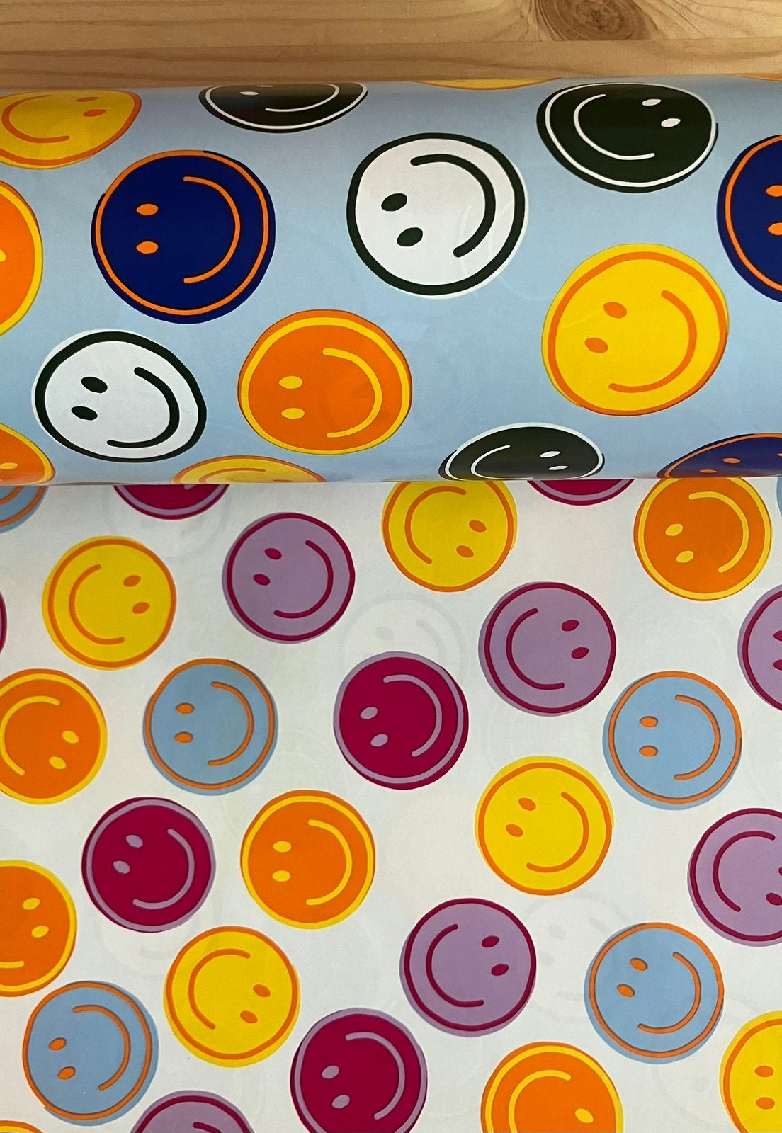 Dubbelzijdig inpakpapier smiley blauw gekleurde mix, Diversen, Cadeaupapier, Ophalen of Verzenden, Nieuw