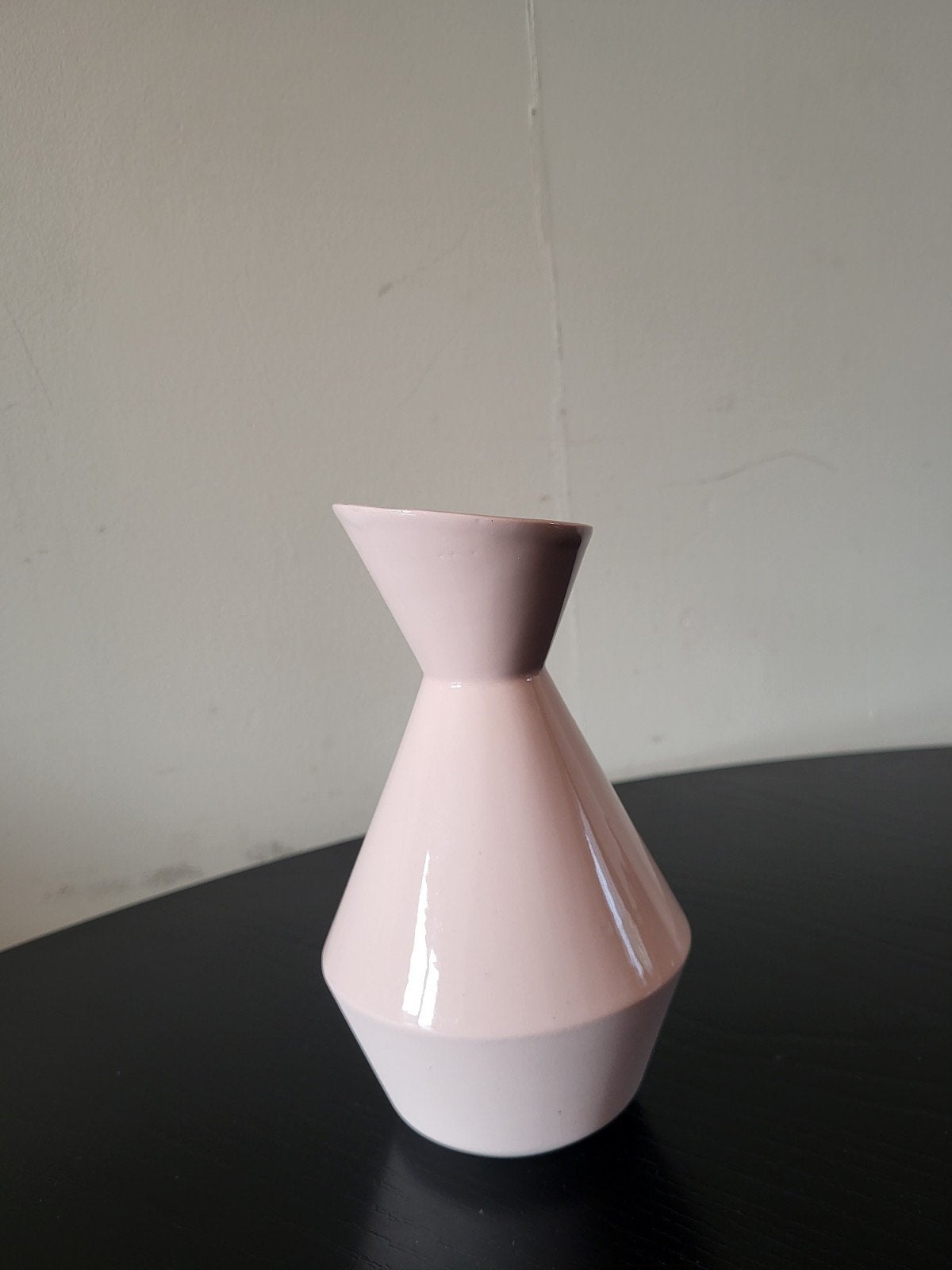 Roze porseleinen vaas - Modern design, Antiek en Kunst, Handgemaakt, Ophalen of Verzenden, Roze, Steen/keramiek