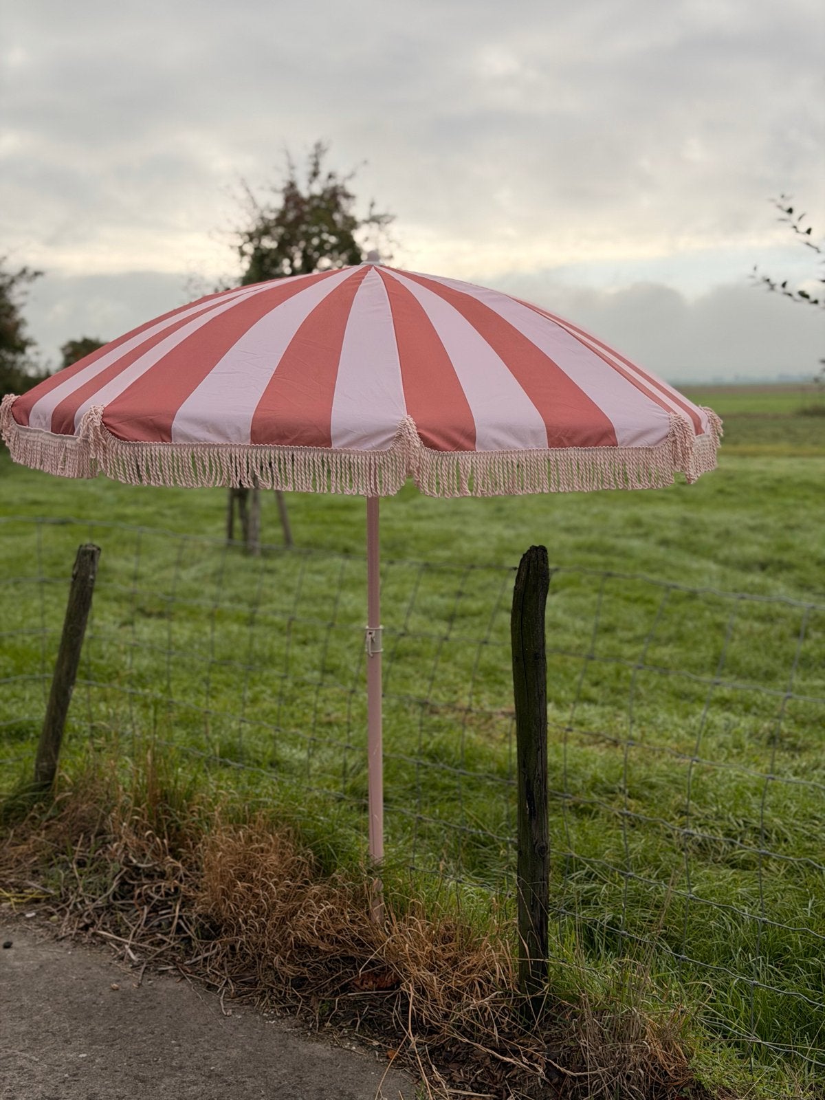 8x Strandparasol met franjes - Roze gestreept, Ophalen, Verstelbaar, Zo goed als nieuw, 1 tot 2 meter
