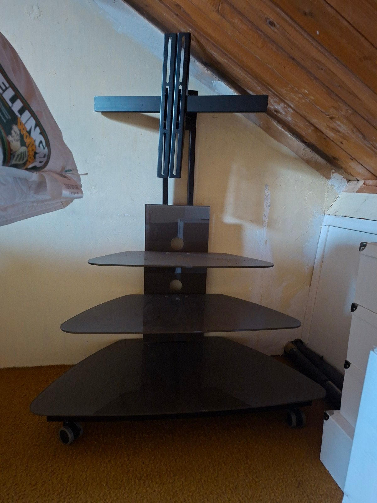 Foto 2 van TV-meubel met glazen planken en TV-beugel