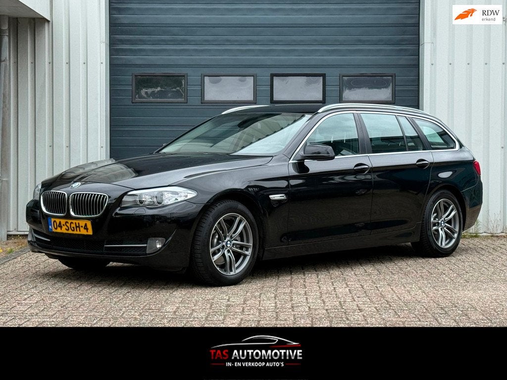 BMW 5-serie Touring 523i Executive NAVI / LEER / CRUISE, Auto's, BMW, Euro 5, Gebruikt, 2000 kg, 204 pk