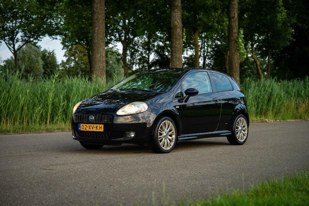 Fiat Punto 1.4 16V | APK 08-2027, Voorwielaandrijving, 40 €/maand, Zwart, Multifunctioneel stuurwiel