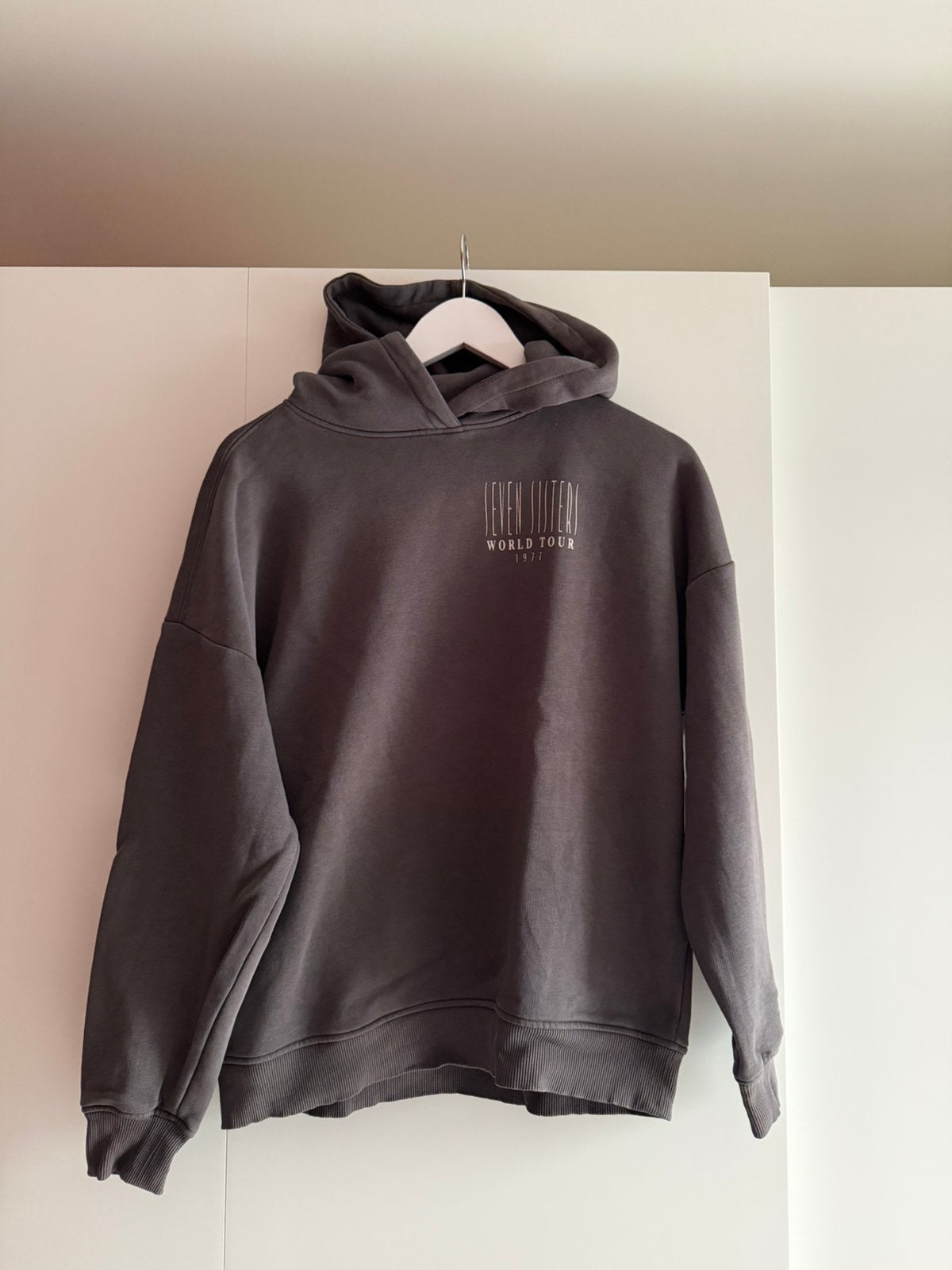 Mooie donkergrijze trui met tekst, Kleding | Heren, Truien en Vesten, Ophalen of Verzenden, Zo goed als nieuw, Overige maten, Grijs
