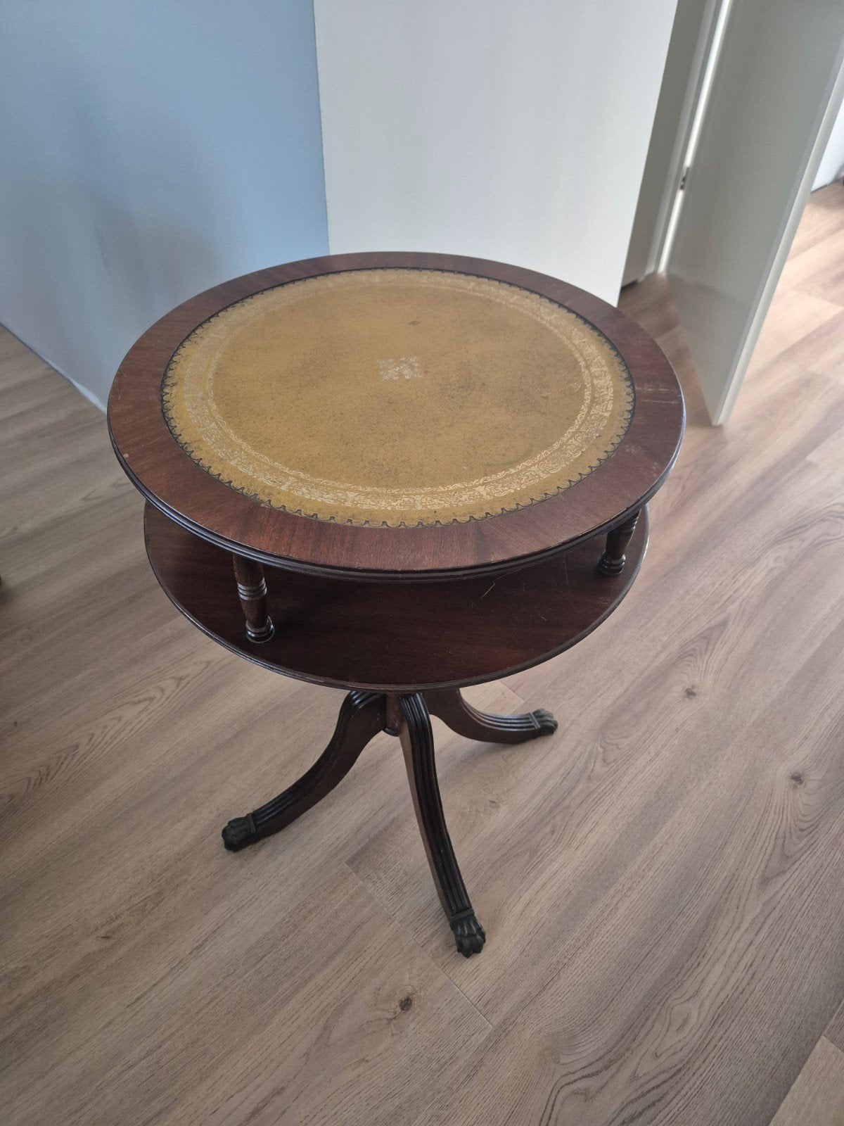 Antieke bijzettafel met leer ingelegd blad, Ophalen of Verzenden