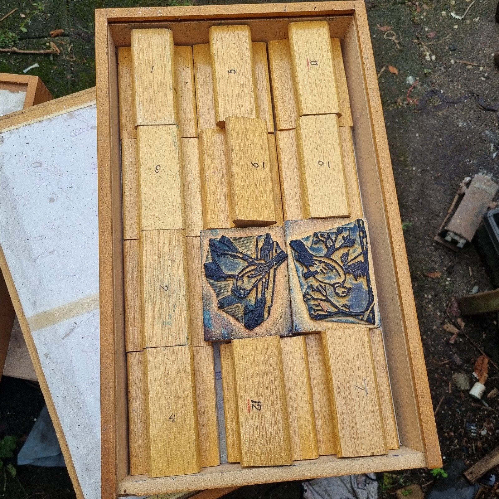 Vintage houten stempels met vogelmotieven in lade, Ophalen