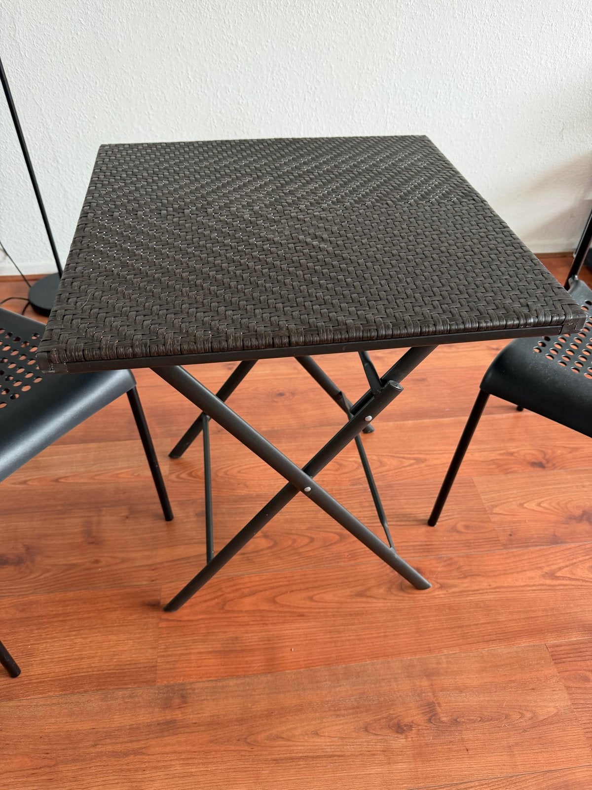 Compacte inklapbare tafel met 2 stoelen, Huis en Inrichting, Tafels | Eettafels, Zo goed als nieuw, Minder dan 50 cm, tot twee personen
