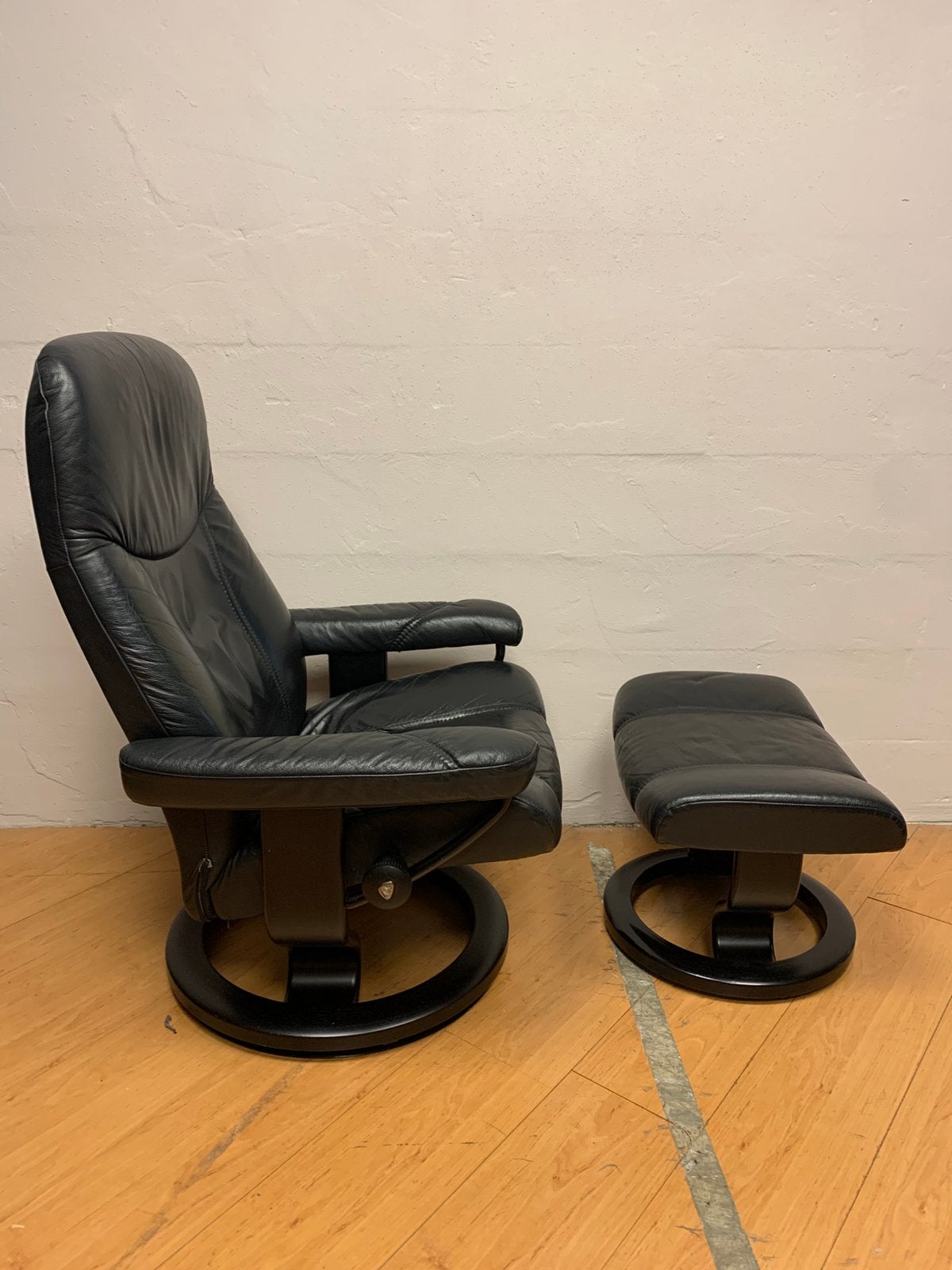Relax fauteuil +hocker van Stressless Zwart leer verstelbaar, Ophalen, Zo goed als nieuw, Leer, 50 tot 75 cm