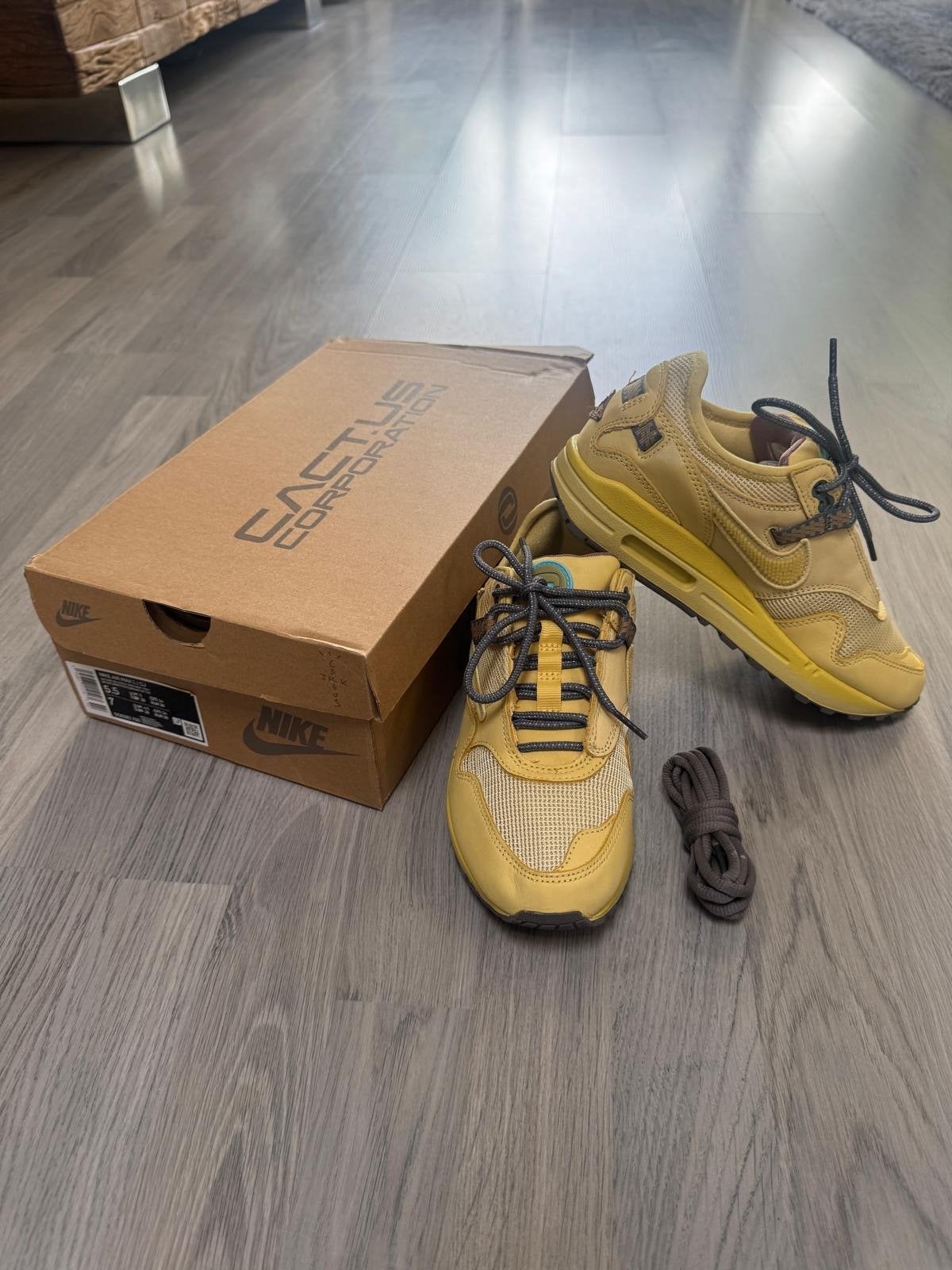 Nike Air Max 1 x Travis Scott 'Cactus Jack' - Saturn Gold -, Ophalen of Verzenden, Zo goed als nieuw, Geel, Sneakers of Gympen