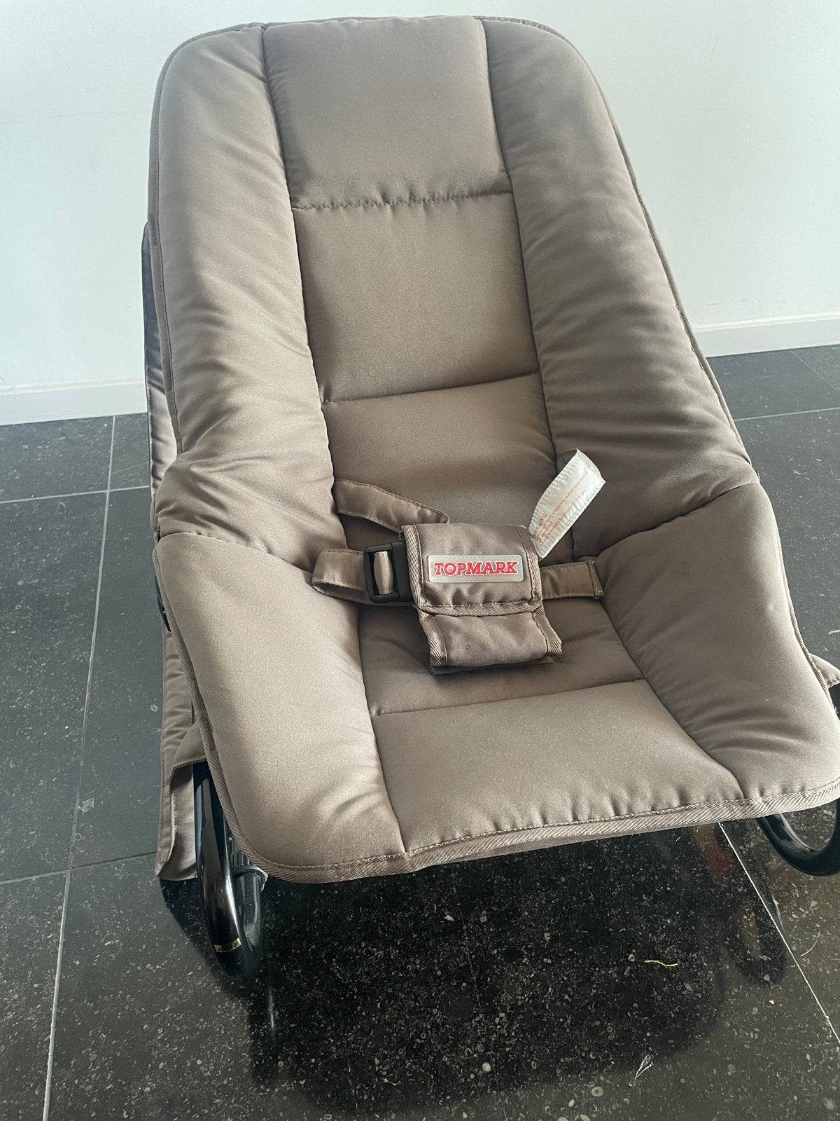 Comfortabele bruine babywipper met veilige gordel, Kinderen en Baby's, Ophalen, Gebruikt, Wipstoel, Met gordel(s) of riempje(s)