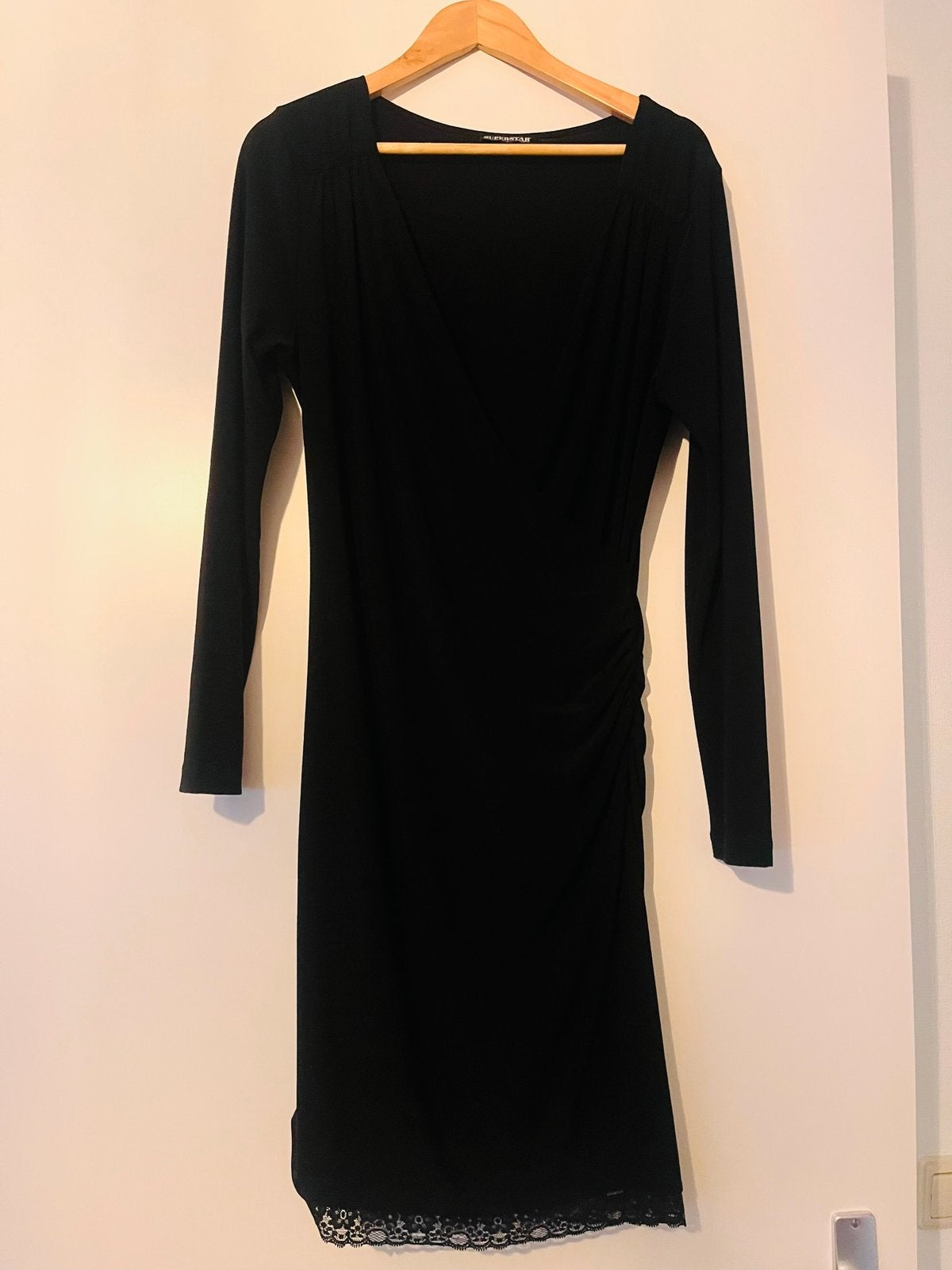 Mooie black dress Superstar, maat L (M), Kleding | Dames, Jurken, Verzenden, Zwart, Maat 42/44 (L), Zo goed als nieuw