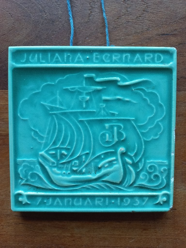 Gedenktegel Huwelijk Juliana en Bernard 1937, Verzamelen, Ophalen of Verzenden, Gebruikt, Nederland, Servies