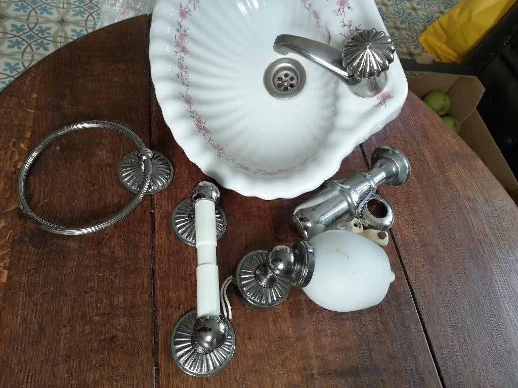 Frans fonteintje gebloemd, wc-rolhouder, handdoekring, lamp, Ophalen