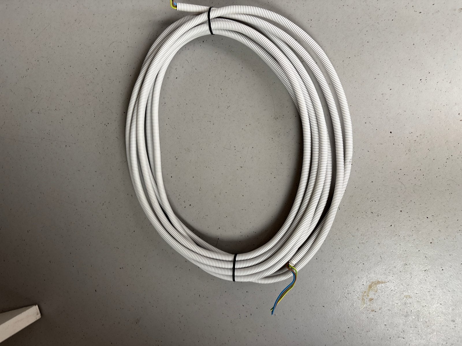 Flexibele buis met 3-aderige kabel (bruin, blauw, geel/groen, Doe-het-zelf en Verbouw, Ophalen of Verzenden, Nieuw, Overige merken