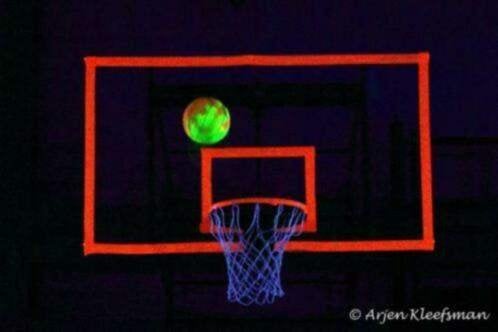 Foto 2 van Basketbal in blacklight glow in the dark LED UV neon spots