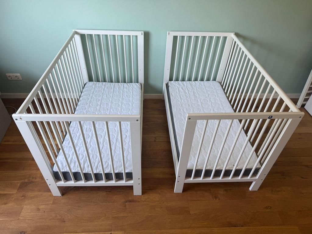 2 ledikanten met matrassen, Kinderen en Baby's, Babywiegjes en Ledikanten, Ophalen, Gebruikt, Ledikant